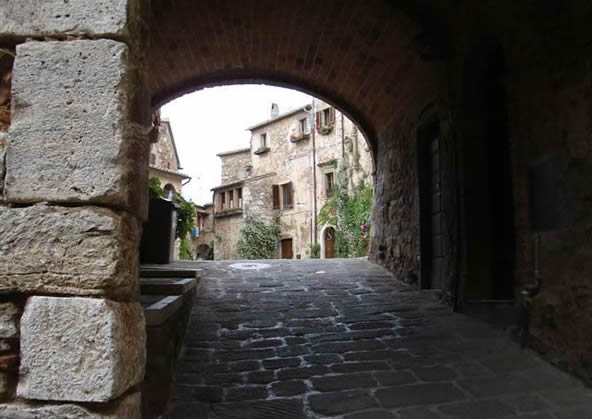 Montemerano - arco su piazza del castello
